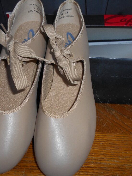 Capezio Shoes - Tan Tap Shoes   9 1/2 Adult  NWT